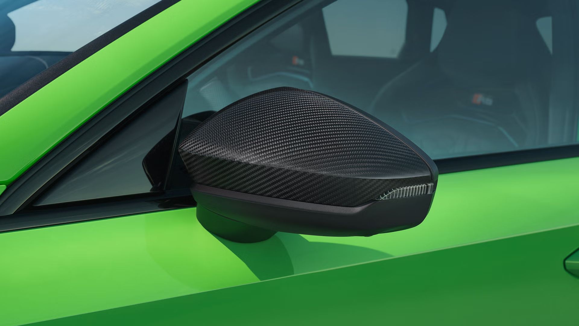 Nahaufnahme des Außenspiegelgehäuses des Audi RS 3 Sportback in Carbon.