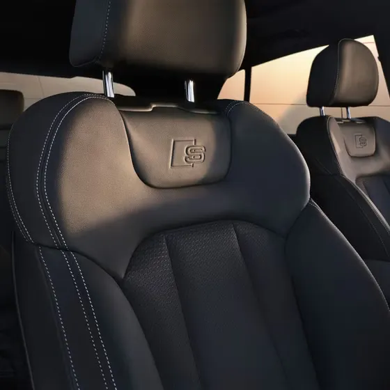 Nahaufnahme des Beifahrer-Individualkontursitzes im Audi Q8 SUV.