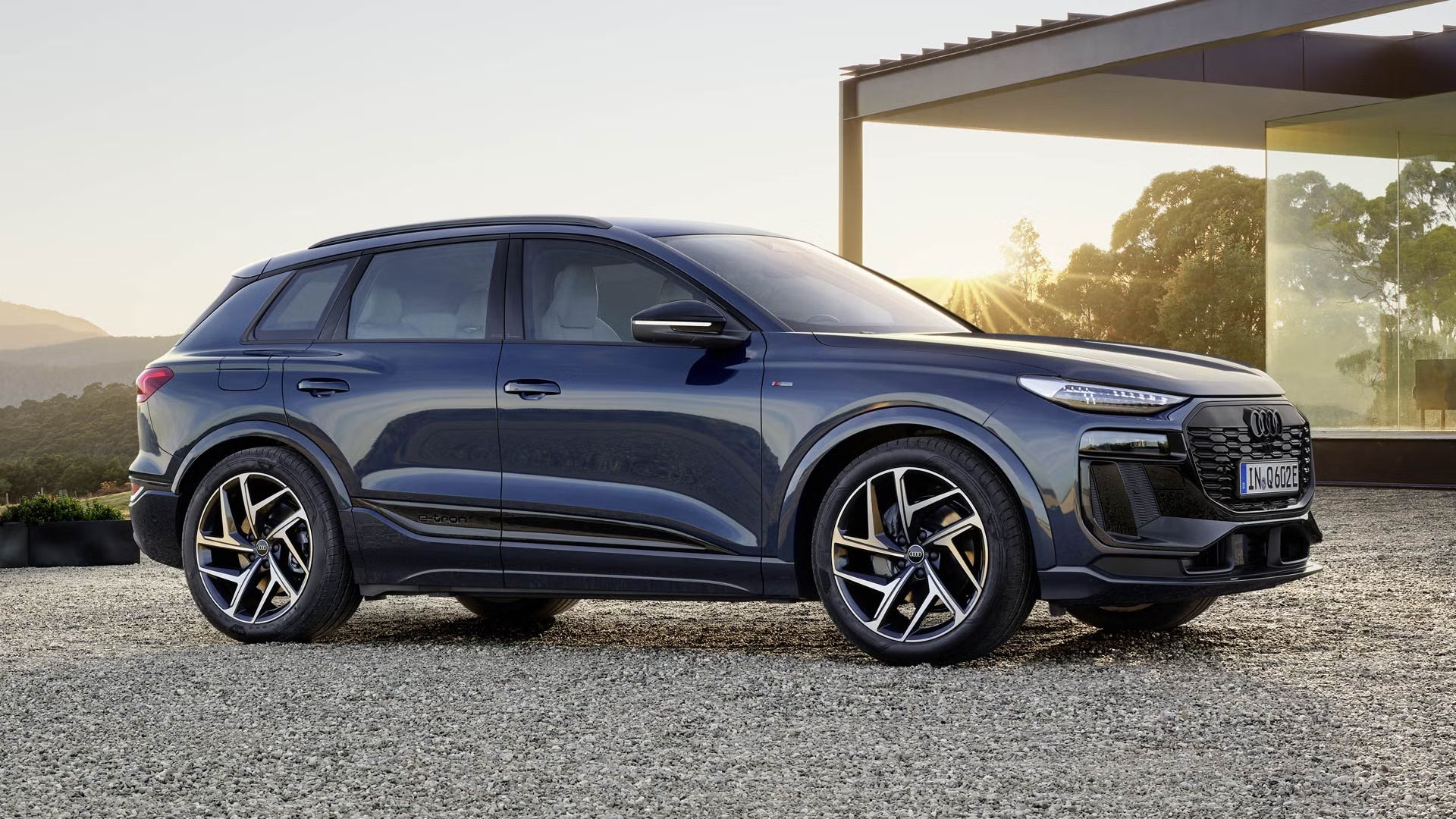 Seitenansicht des Audi Q6 SUV e-tron