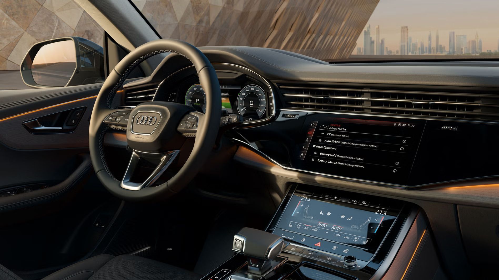 Nahaufnahme des Cockpits mit Fokus auf das Lenkrad und die digitalen Displays.