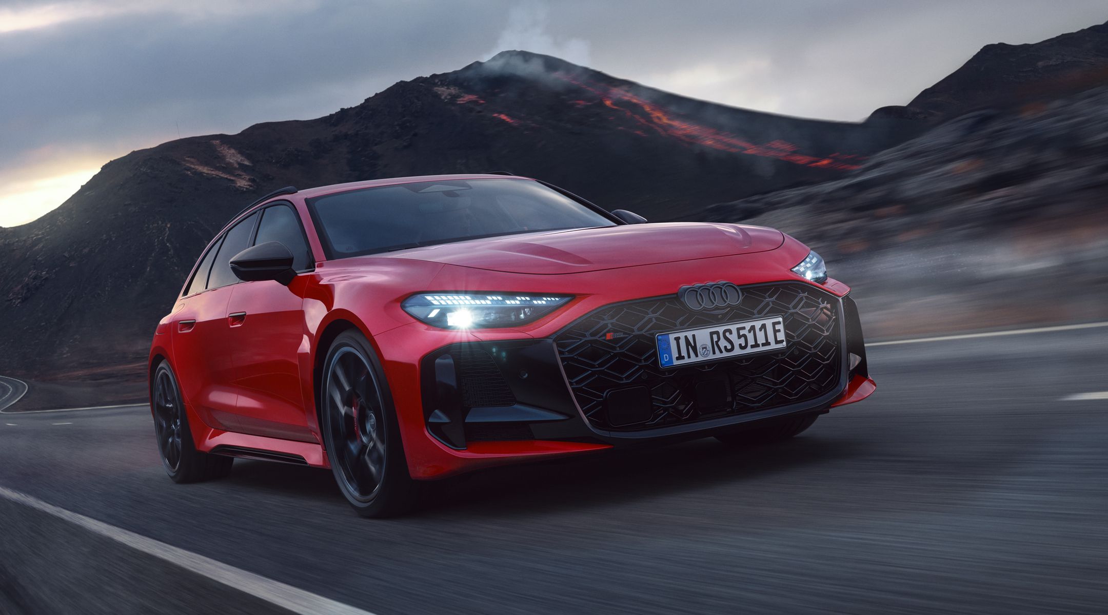 RS 5 Avant, din față, circulă pe un drum montan într-un mediu vulcanic.