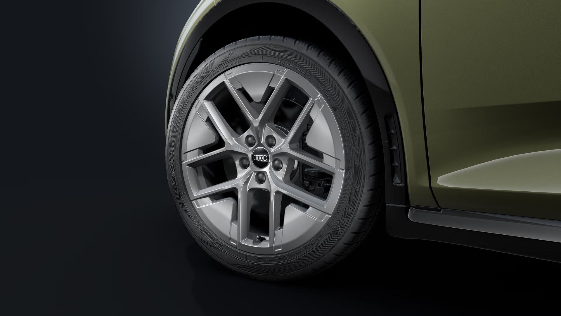 Nahaufnahme des 20-Zoll-Rads im 6-Arm-Vielspeichen-Design in Schwarz metallic.
