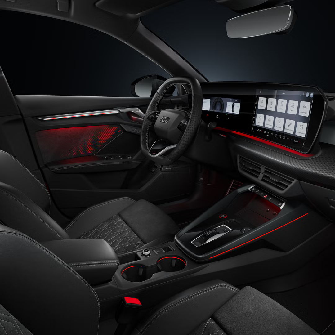 Blick von der Beifahrerseite auf das Cockpit mit Lenkrad, Mittelkonsole, digitale Displays und das Ambiente-Licht.