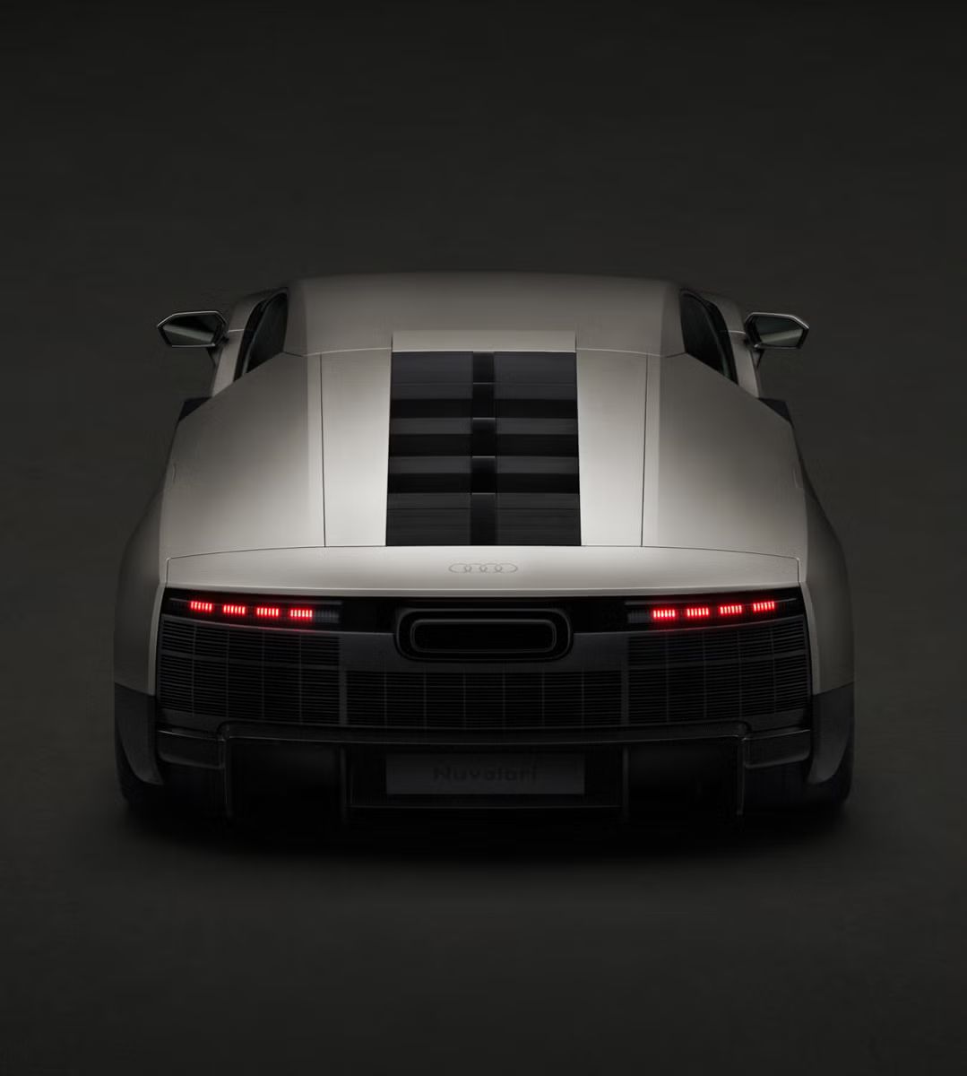 Rückansicht des Audi Nuvolari, die die über die gesamte Breite verlaufende Lichtsignatur und das aerodynamische Heckdesign hervorhebt.