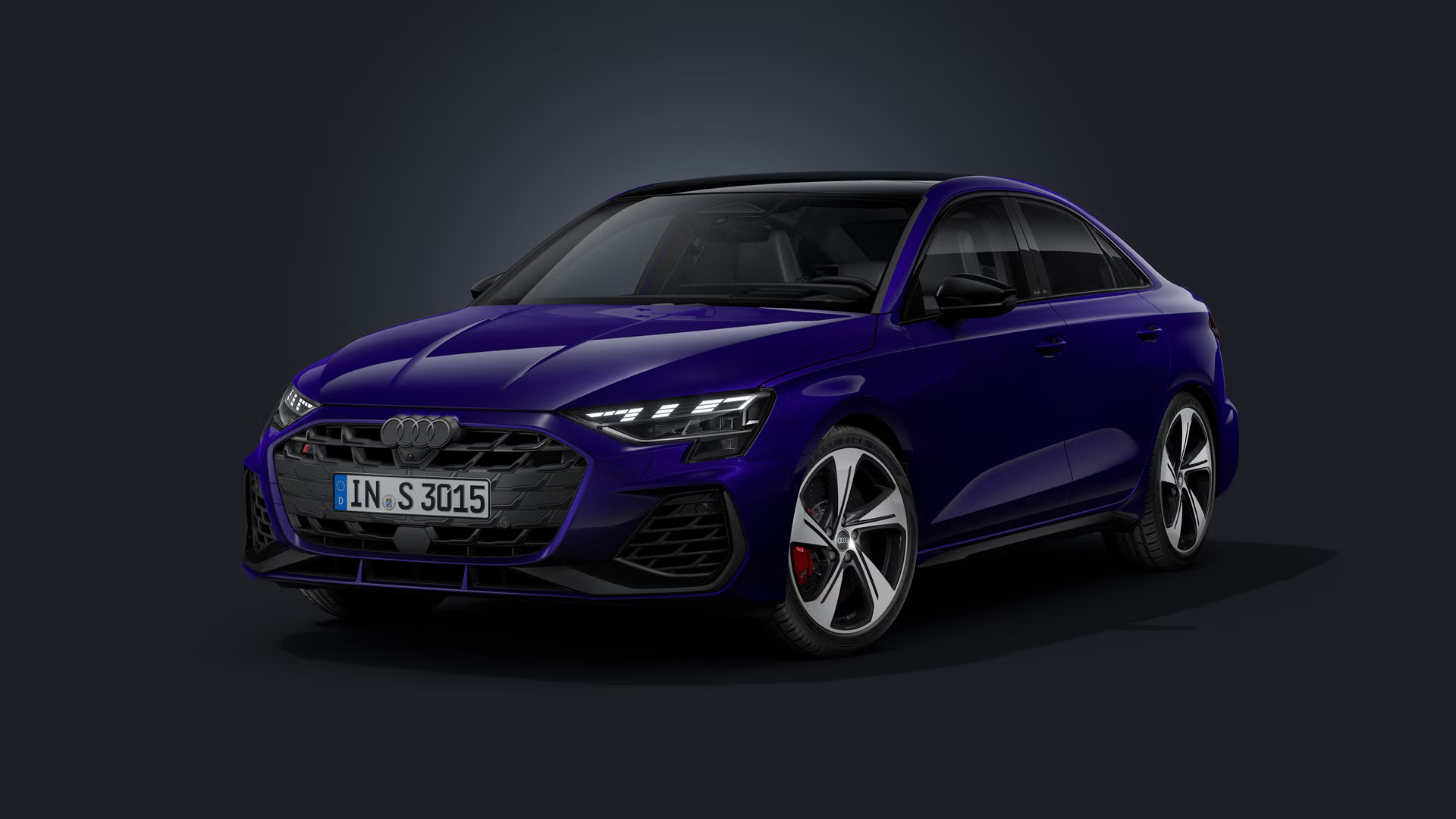 Die Audi S3 Limousine mit Individuallackierung Audi exclusive in Samtviolett Perleffekt schräg von vorn auf dunklem Hintergrund.
