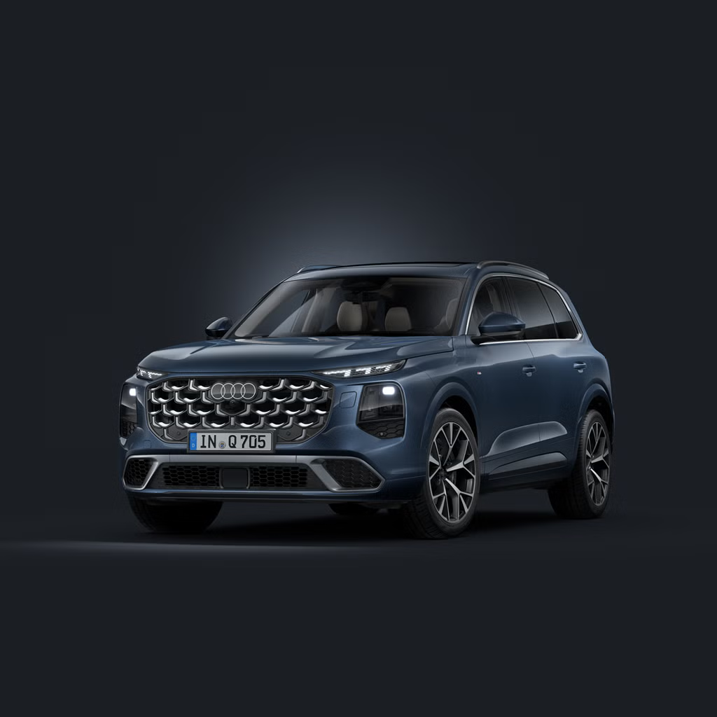 Schräge Frontansicht des Audi Q7 SUV auf dunklem Hintergrund.