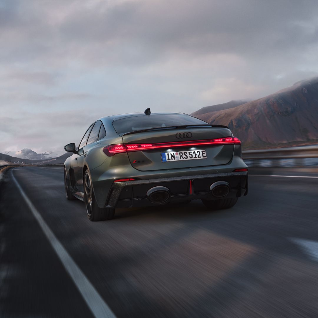 Die RS 5 Limousine von hinten fährt auf einer Bergstraße.