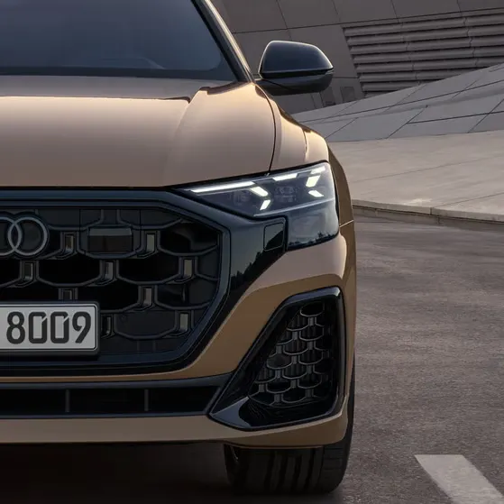 Nahaufnahme der Front des Q8 SUV mit Fokus auf den rechten LED-Scheinwerfer.