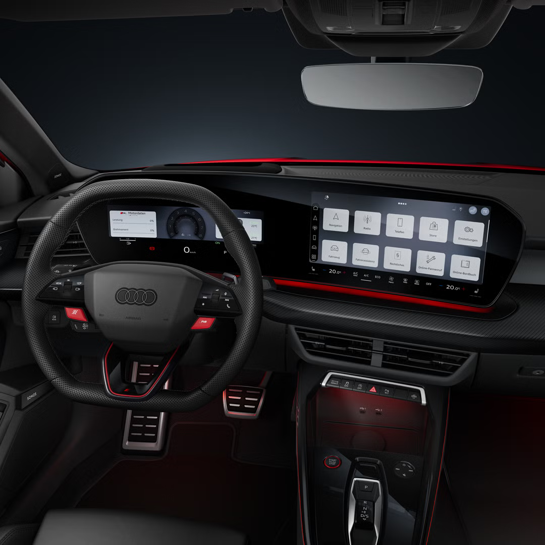 Frontale Sicht auf das Sportkonturlenkrad und das geschwungene Panoramadisplay in der Audi RS 3 Limousine.