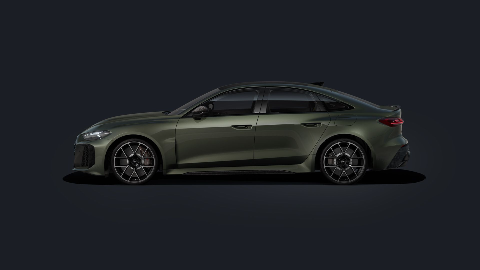 Un sedan verde Audi RS 5 stă pe lateral, pe un fundal gri închis. 