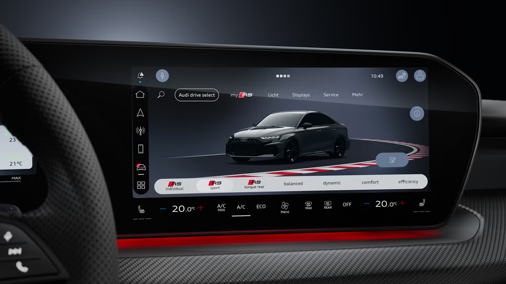 Fokus auf Audi drive select mit Wahl zwischen drei zusätzlichen RS-spezifischen Fahrmodi.