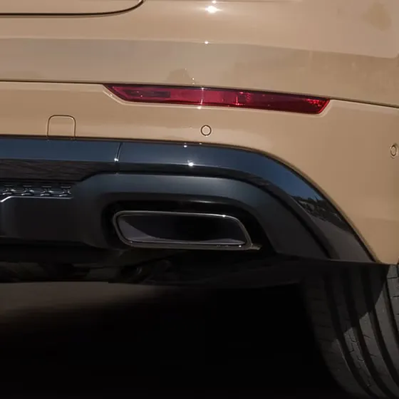 Nahaufnahme eines Endrohrs des Q8 SUV.