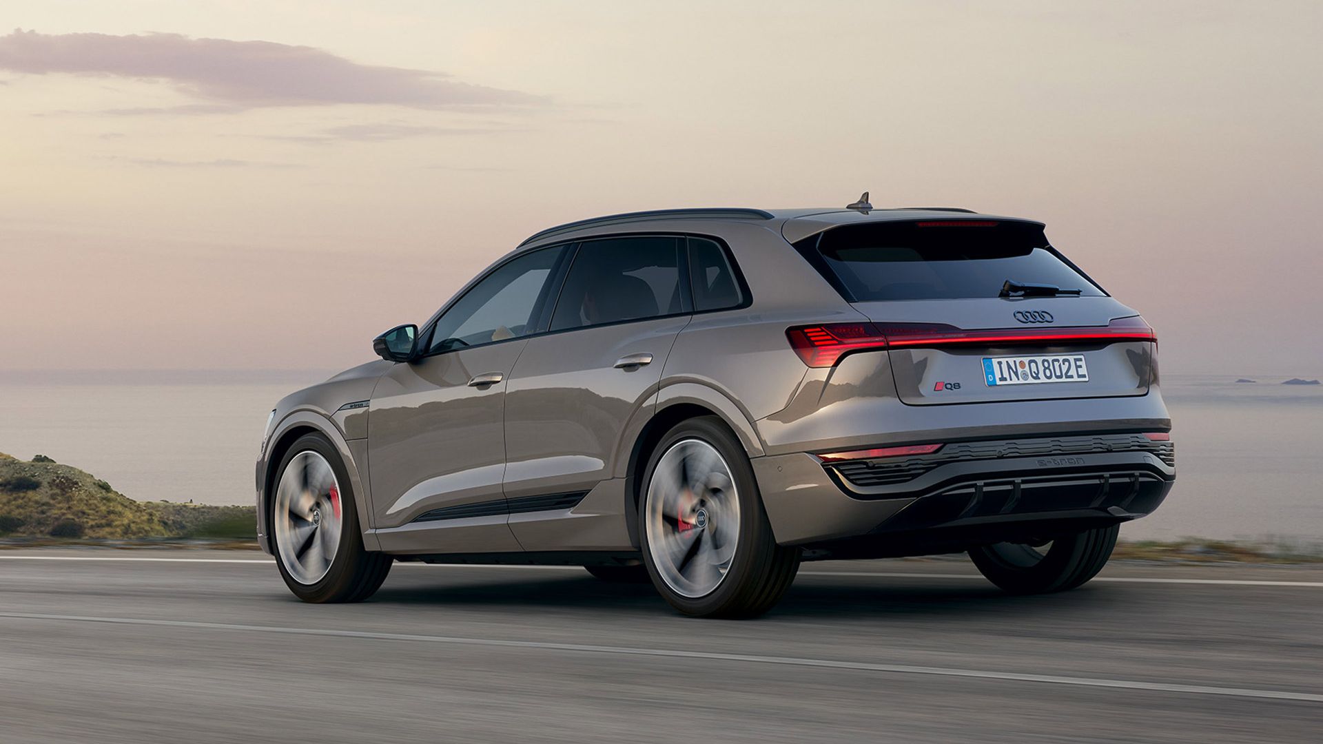 Dynamische Heckansicht Audi Q8 e-tron