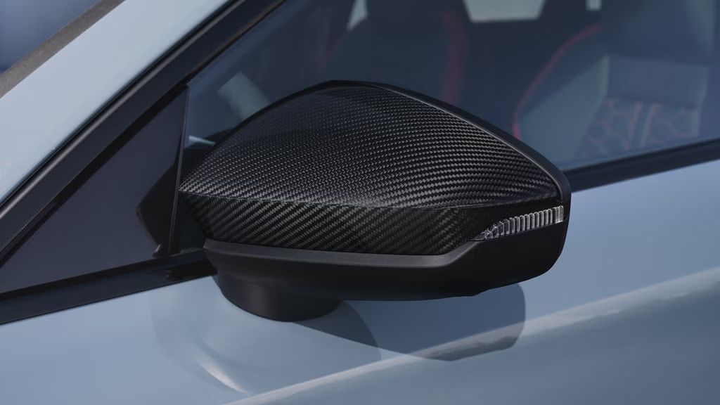 Nahaufnahme des Außenspiegelgehäuses in Carbon.