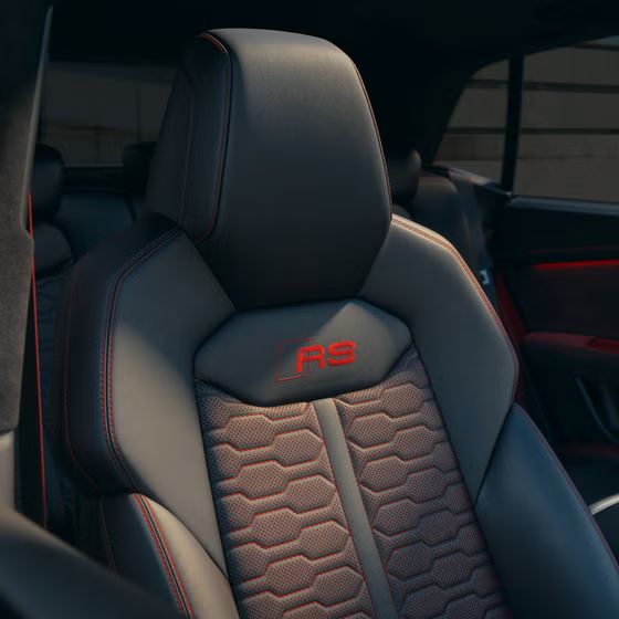 Nahaufnahme des Beifahrer-Sportsitzes mit dem charakteristischen Sport-Emblem im Audi RS Q8 SUV performance.