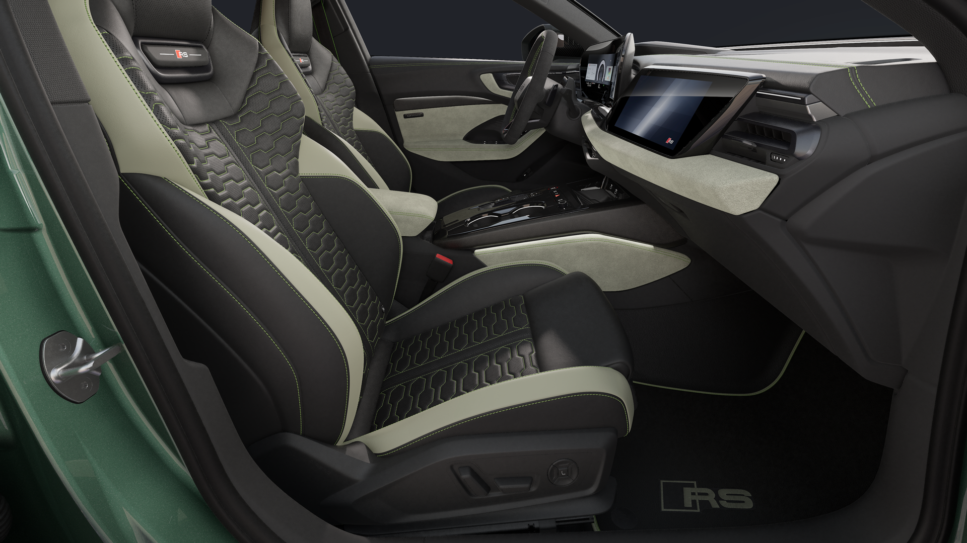 Blick von der Beifahrerseite auf das Cockpit der RS 5 Limousine, die Sportsitze in Leder-Kombination schwarz/ingwerweiß mit Wabensteppung und iguanagrünen Kontrastnähten.