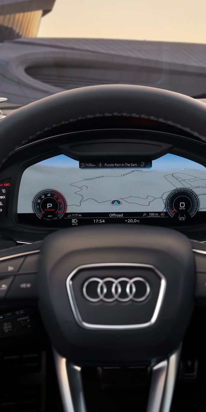 Detailaufnahme des Lenkrads und des Fahrer-Displays im Audi Q8 SUV.