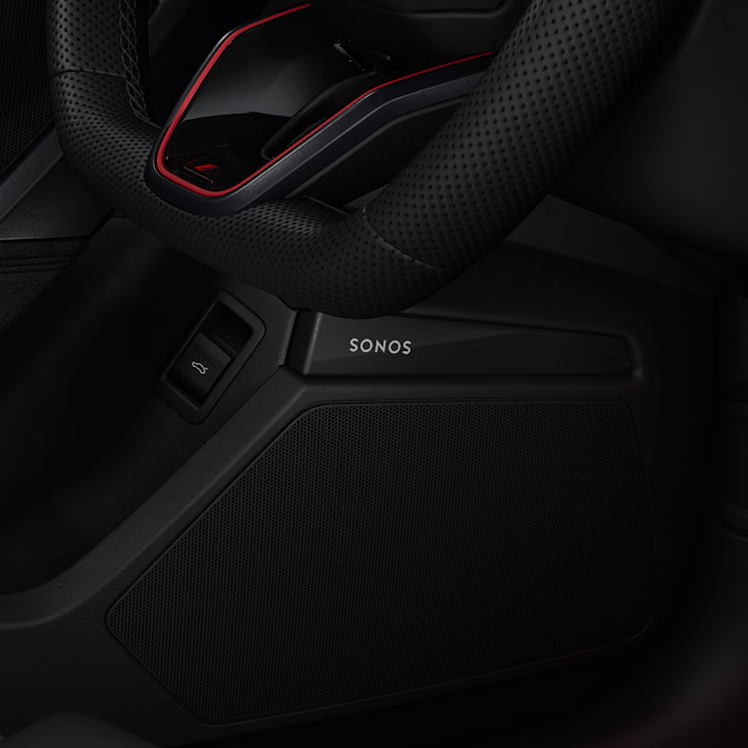 Nahaufnahme auf das Sonos-Logo unterhalb des Sportlederlenkrads.