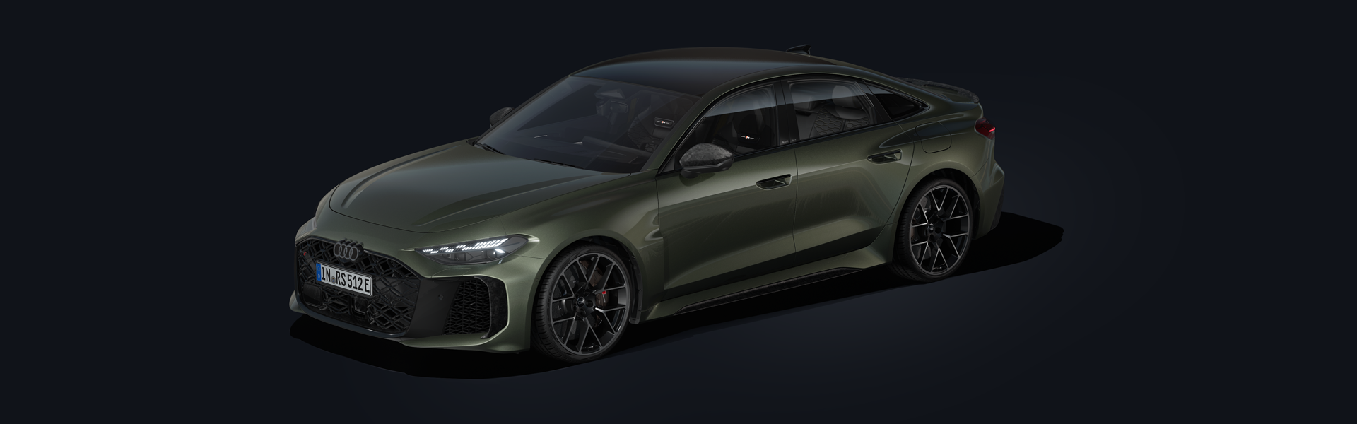 RS 5 Limuzină, în profil ușor oblic din față, pe un fundal întunecat.