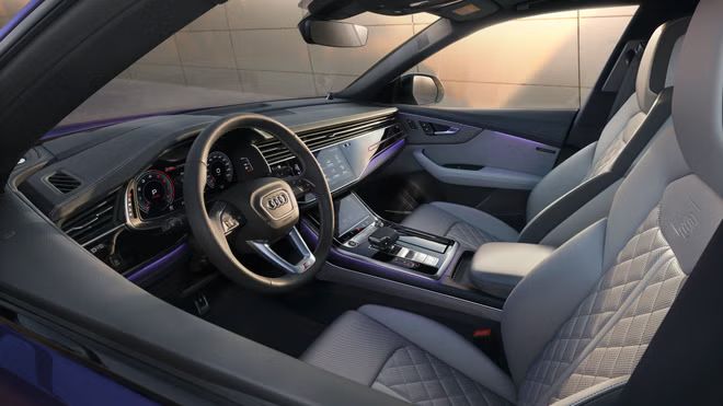 Blick ins Fahrerfenster des Q8 SUV auf das Cockpit und die vorderen Sitze.