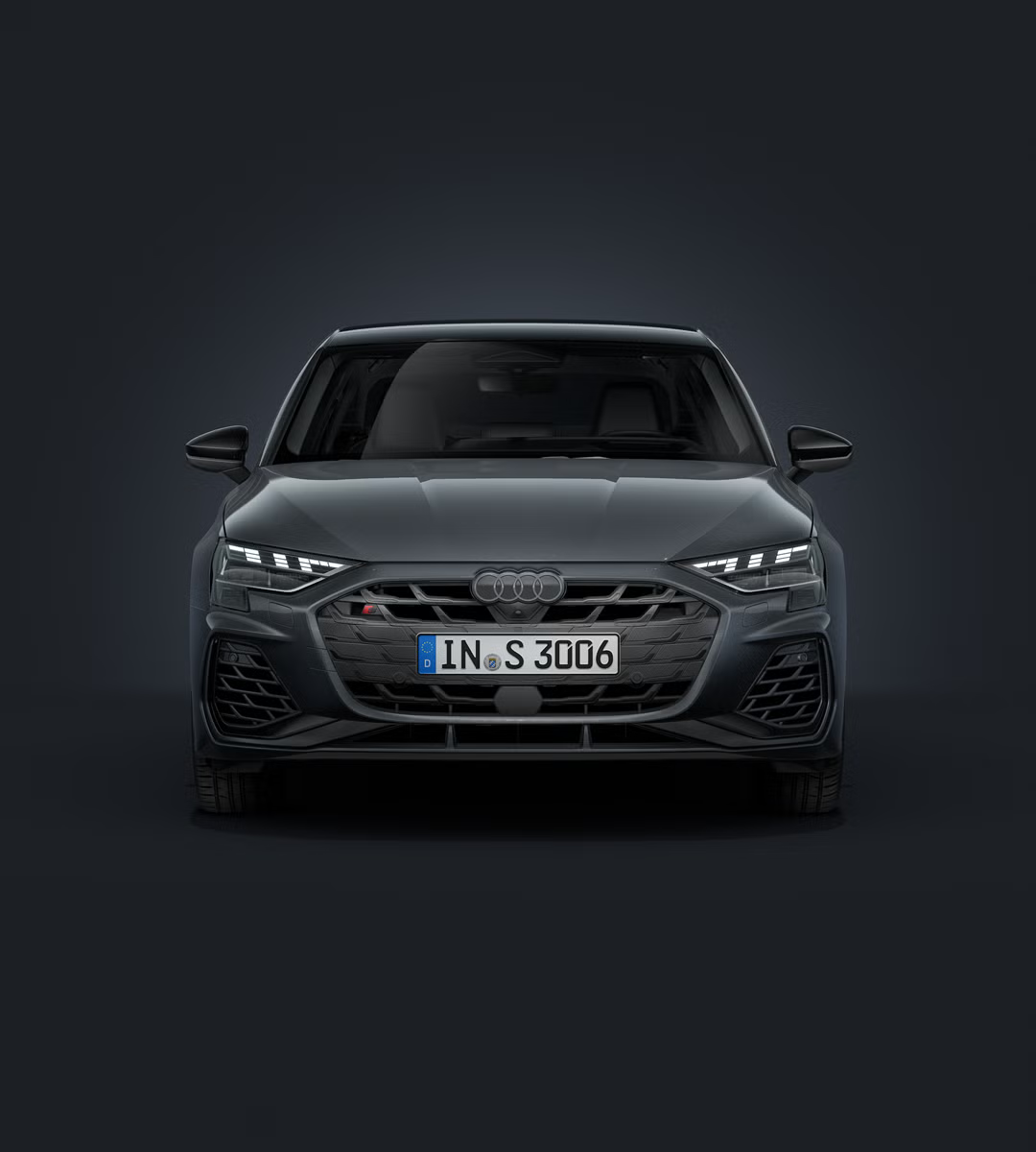 Die Audi S3 Limousine frontal von vorn auf dunklem Hintergrund.