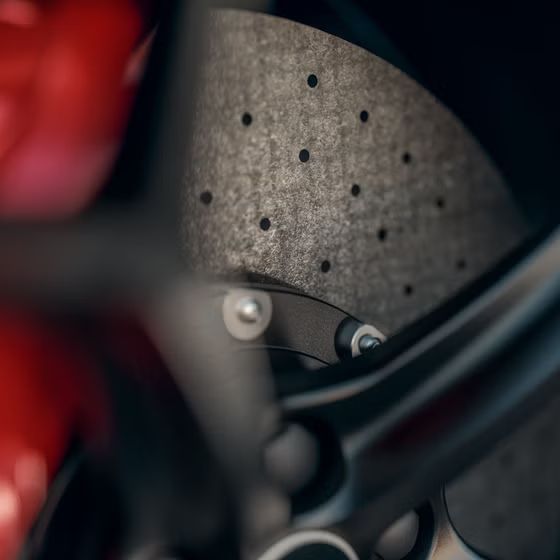 Detailaufnahme der Keramikbremsscheibe.