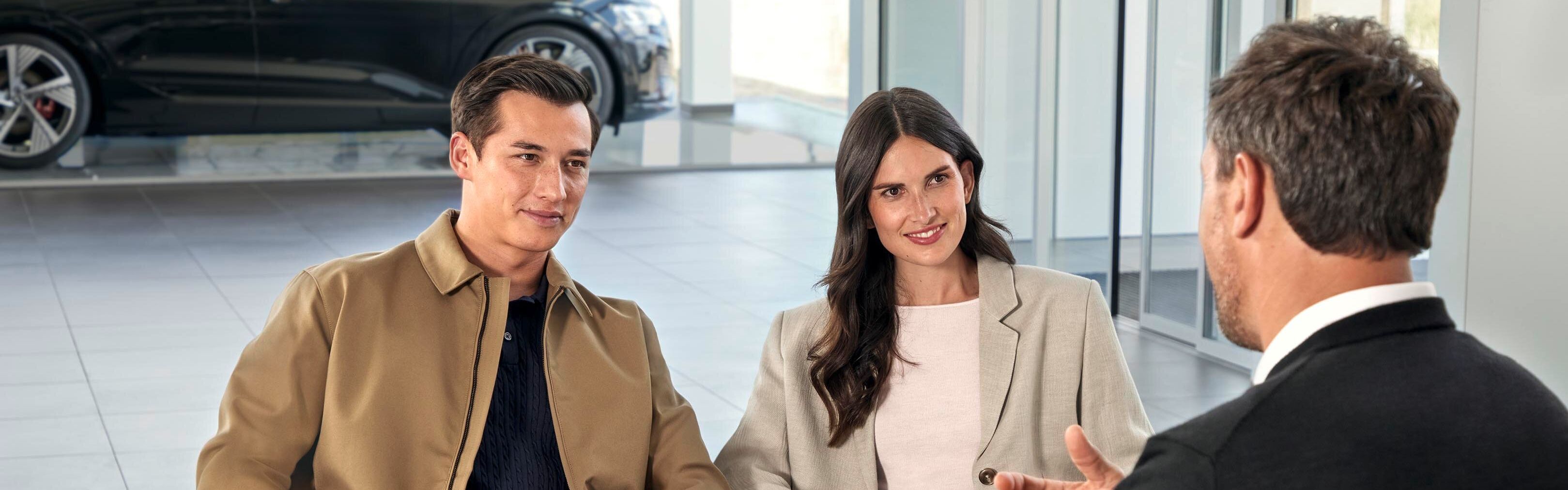 Consultanță pentru alegerea mașinii potrivite într-un showroom Audi.