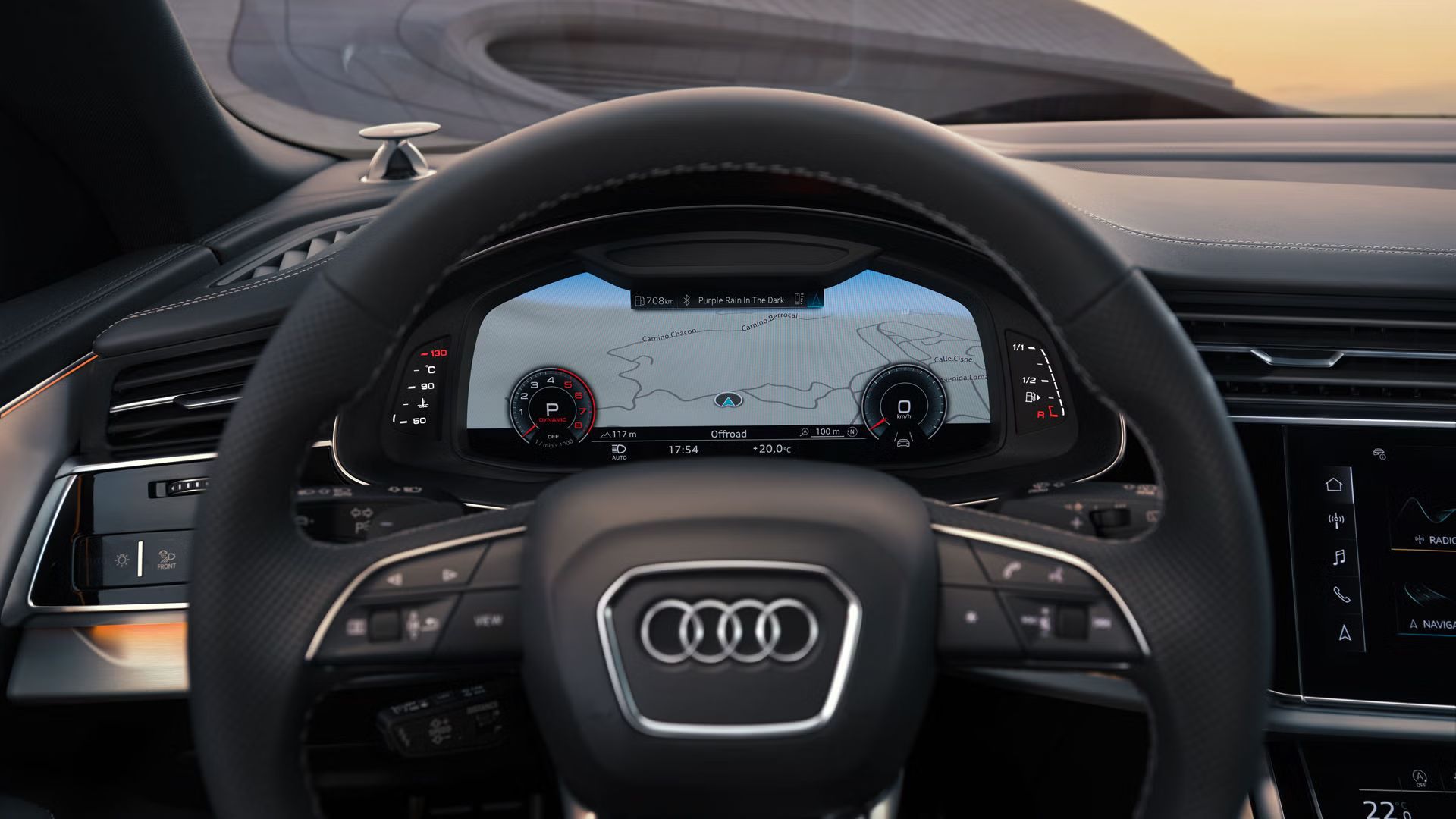 Detailaufnahme des Lenkrads und des Fahrer-Displays im Audi Q8 SUV.