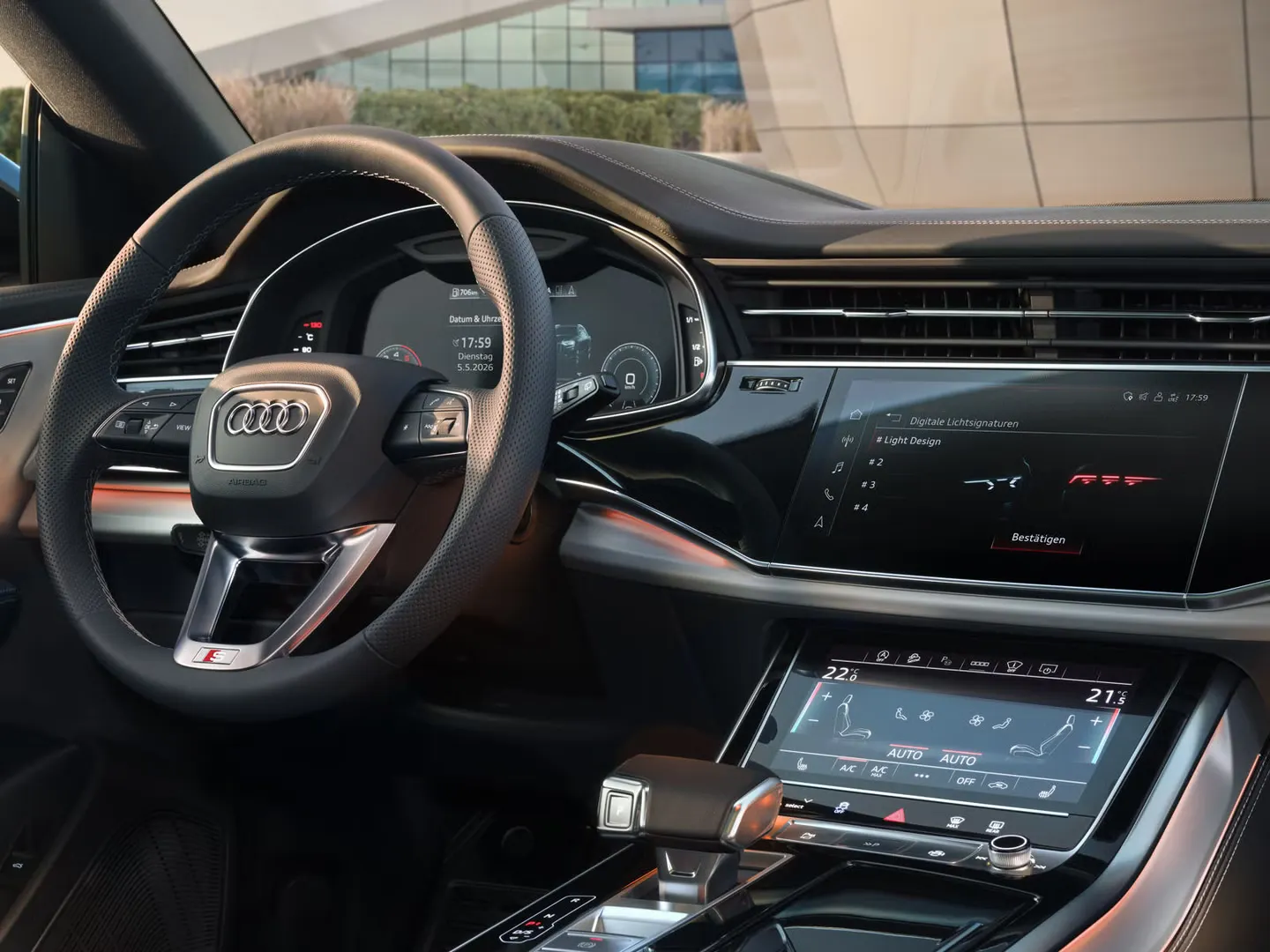 Nahaufnahme des Cockpits mit Fokus auf das Lenkrad und das Audi virtual cockpit plus.