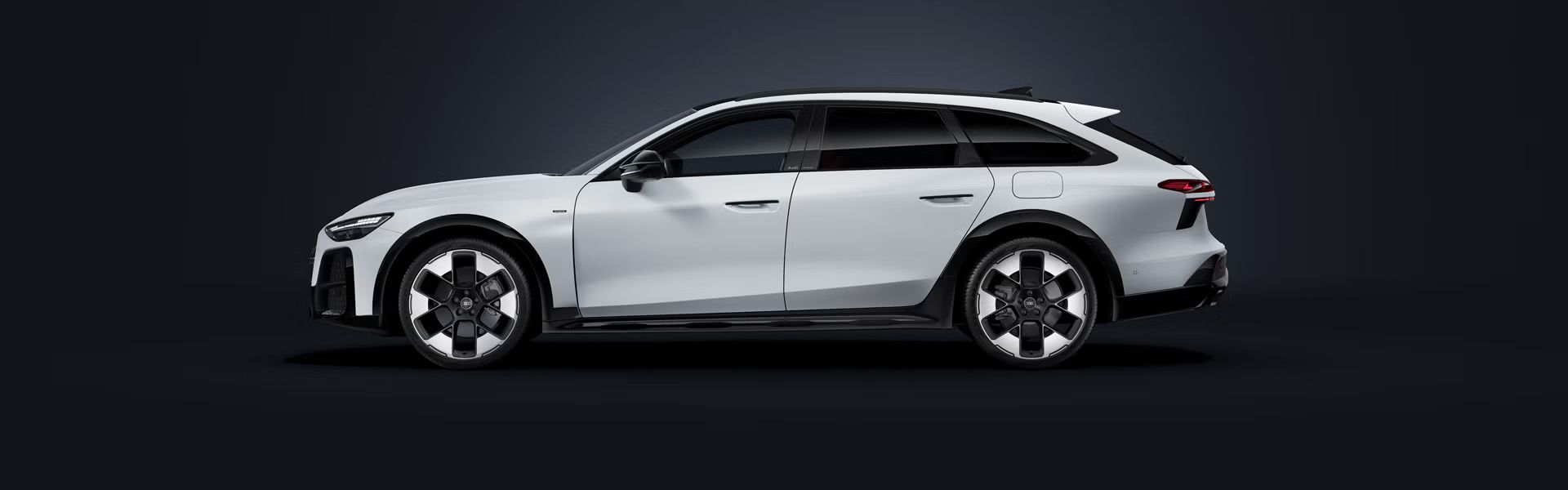 Der Audi A6 allroad e-hybrid von der Seite auf dunklem Hintergrund.