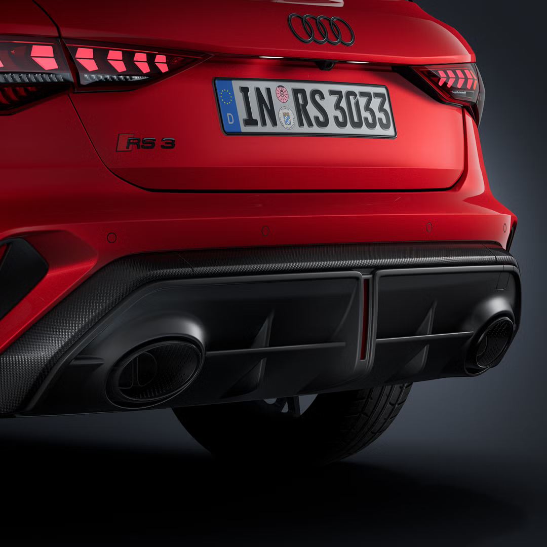 Nahaufnahme des Hecks einer Audi RS 3 Limousine mit Fokus auf Endrohrblenden und die RS-Sportabgasanlage.