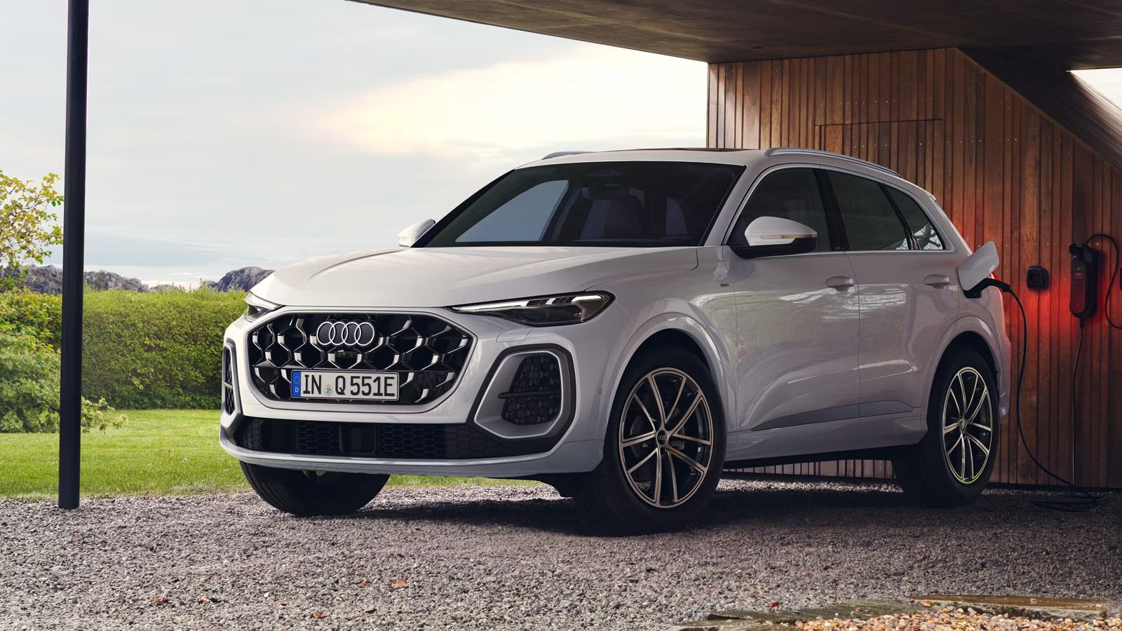 Audi Q5 SUV e-hybrid Seitenansicht vor einem Haus beim Laden 