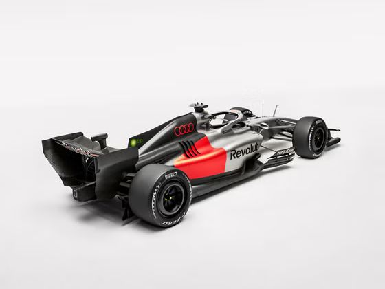 Leicht erhöhter Blick von schräg hinten auf den Audi R26.