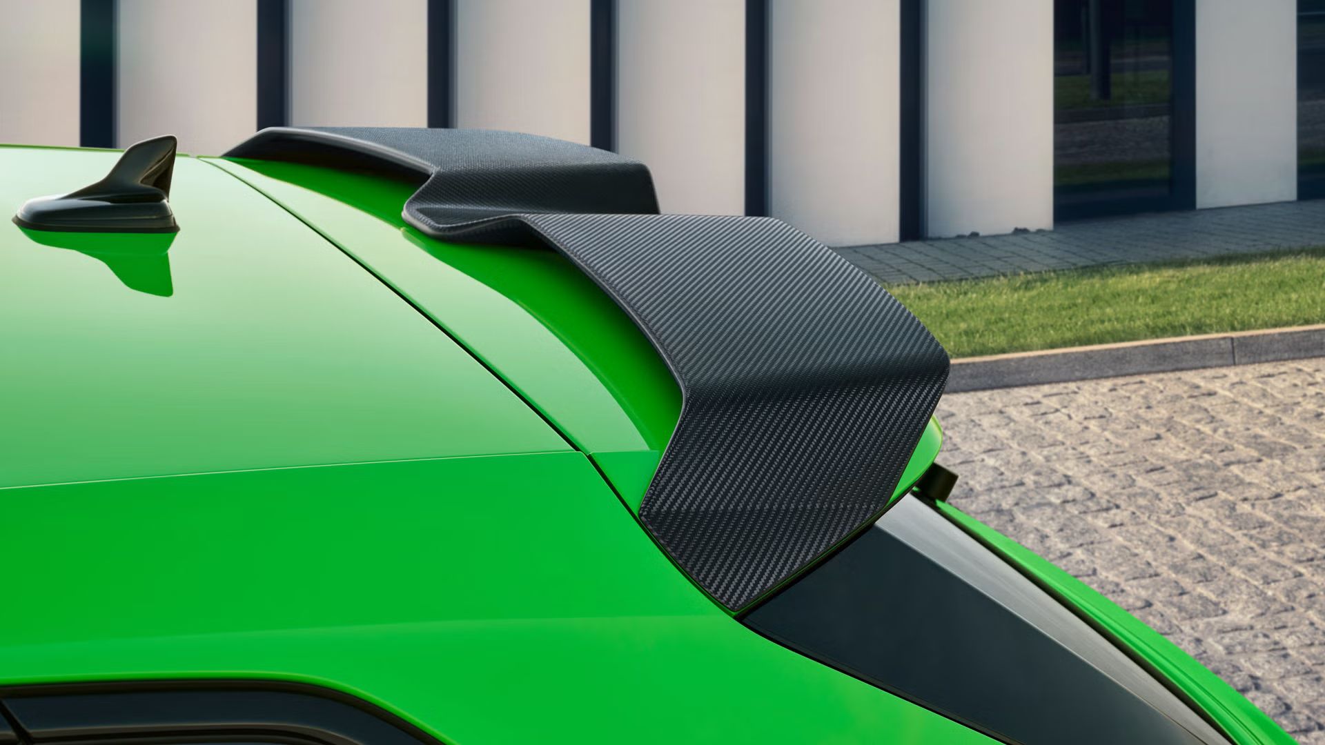 Blick auf das Heck der Audi RS 3 Limousine mit Fokus auf den Heckklappenspoiler in Carbon.