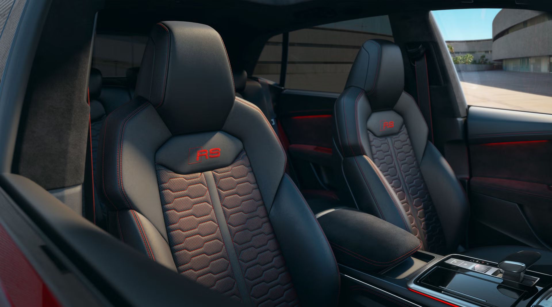 Nahaufnahme der Sportsitze des Audi RS Q8 SUV performance mit dem charakteristischen Sport-Emblem.