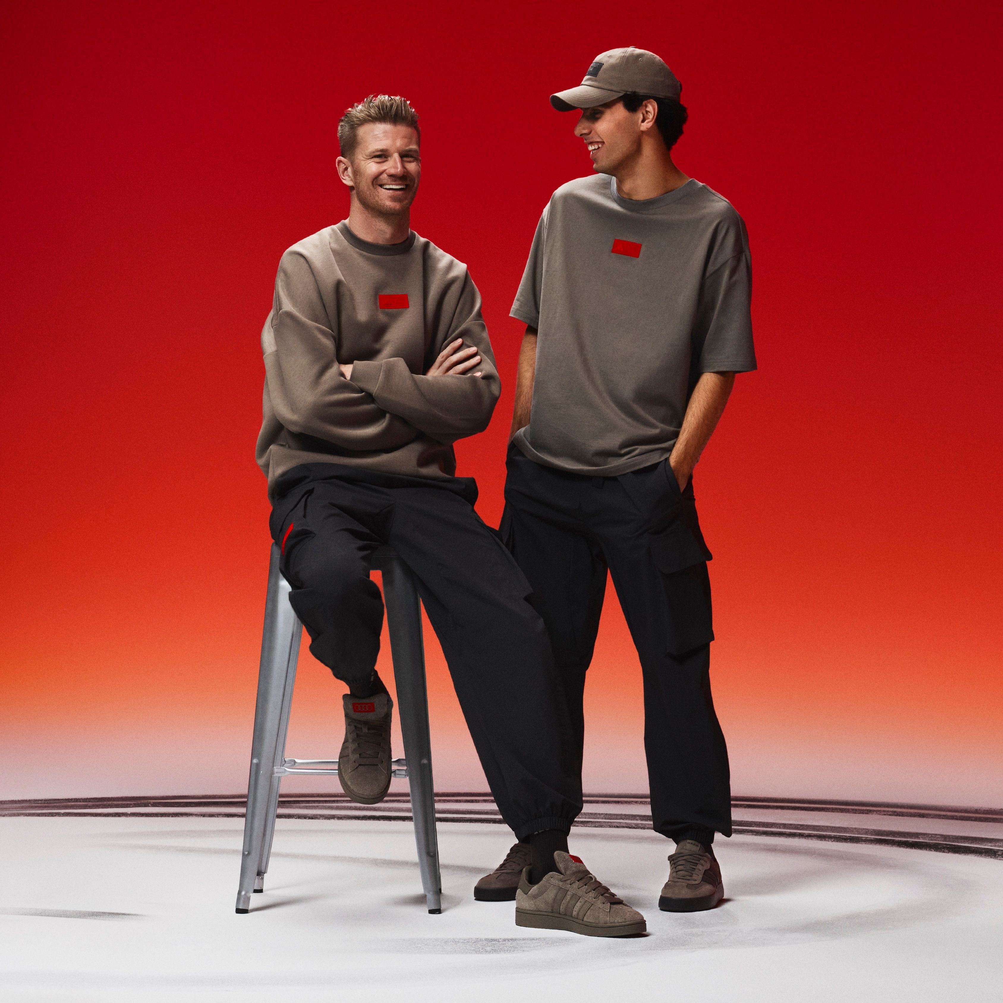 Nico Hülkenberg și Gabriel Bortoleto prezentând colecțiai Adidas x Audi F1 Team Revolut.