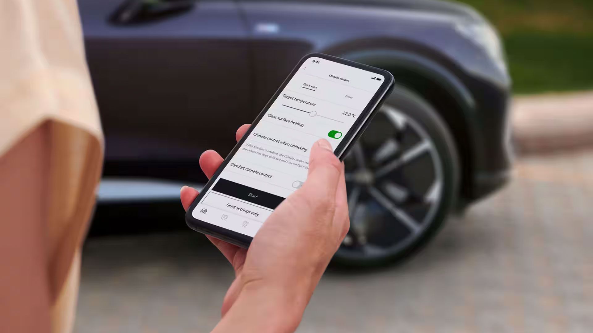 Person bedient myAudi Connect App