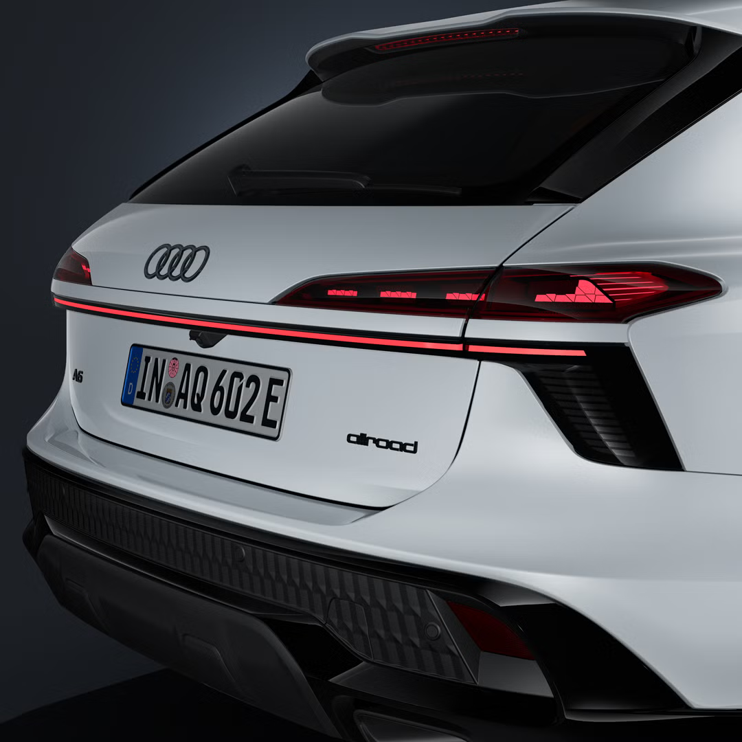 Schräge Nahaufnahme des Hecks mit Schlusslichtern und Leuchtenband des Audi A6 allroad e-hybrid.