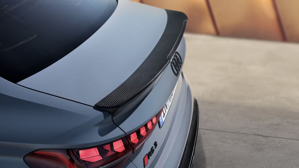Blick auf das Heck der Audi RS 3 Limousine mit Fokus auf den Heckklappenspoiler in Carbon.