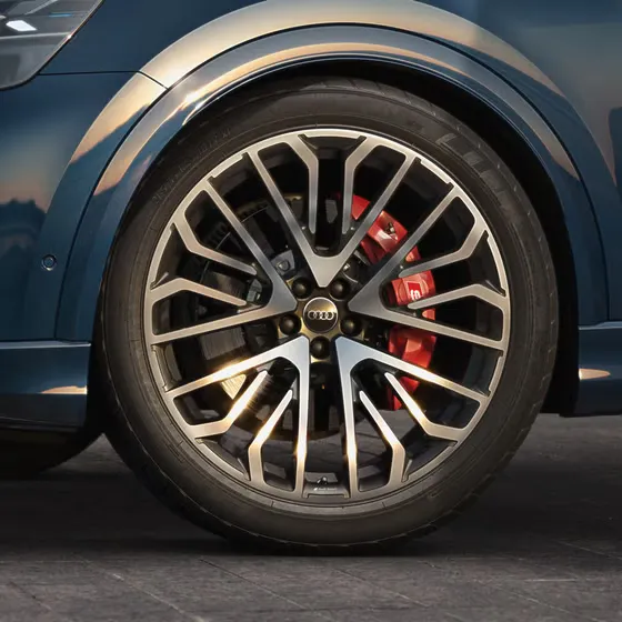 Nahaufnahme eines der 23-Zoll-Audi-Sport-Räder.