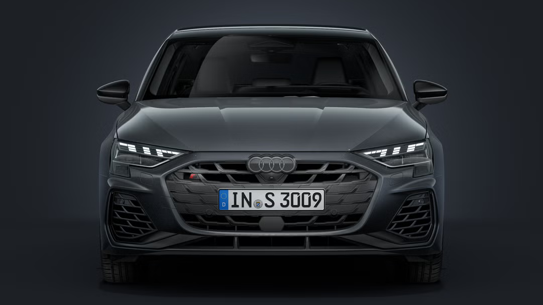 Audi S3 Sportback steht auf dunklem Hintergrund.