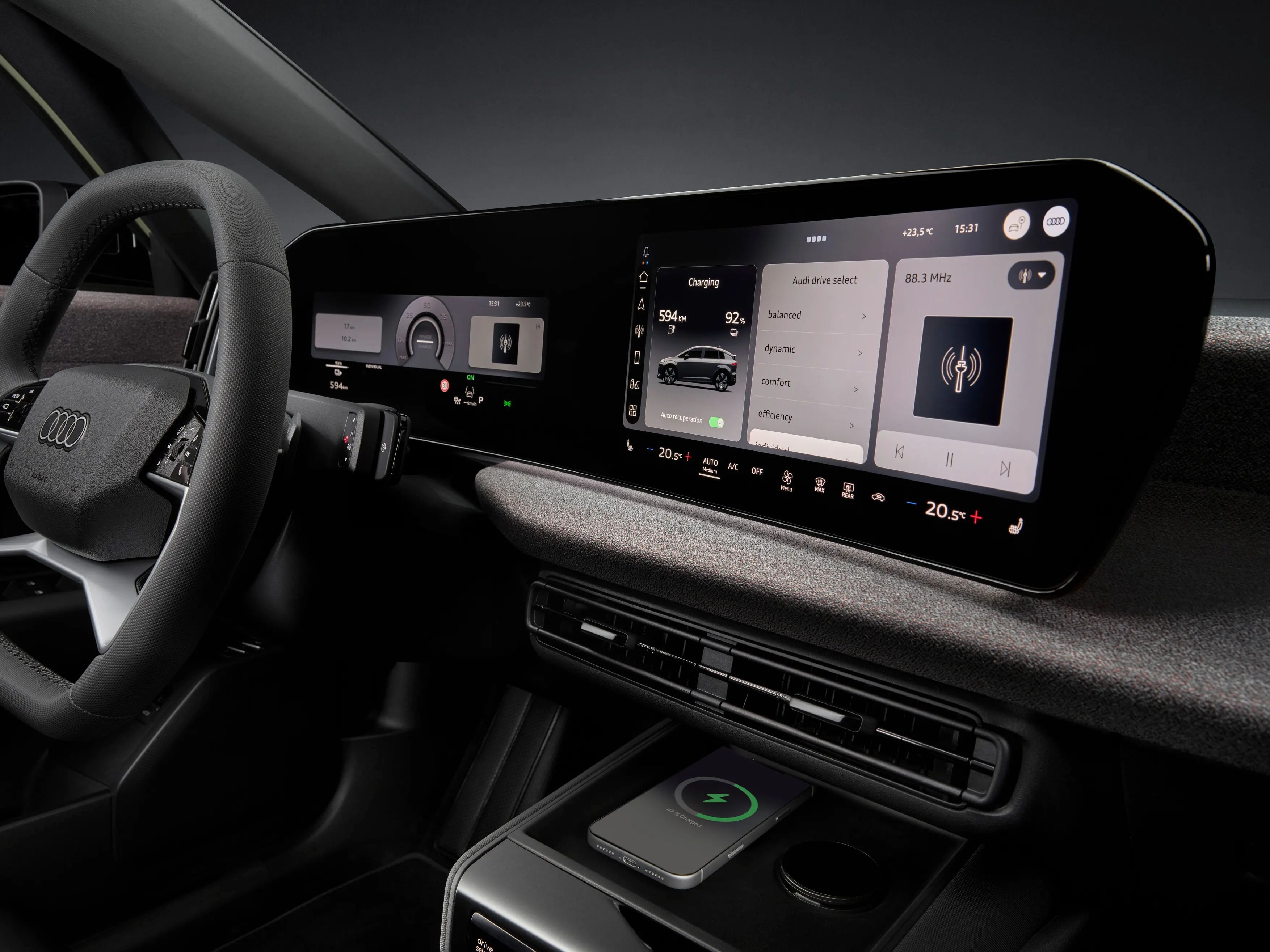 Audi A2 e-tron. Interior modern de mașină Audi, cu un tablou de bord complet digital și ecrane mari panoramice afișând informații despre baterie, moduri de condus și multimedia. Consola centrală include un spațiu pentru încărcare wireless a telefonului și comenzi tactile minimale. Atmosfera este high-tech, cu iluminare discretă și design minimalist.