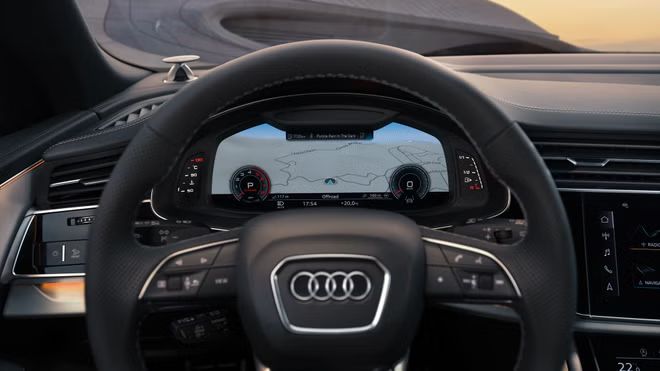 Detailaufnahme des Lenkrads und des Fahrer-Displays im Audi Q8 SUV.