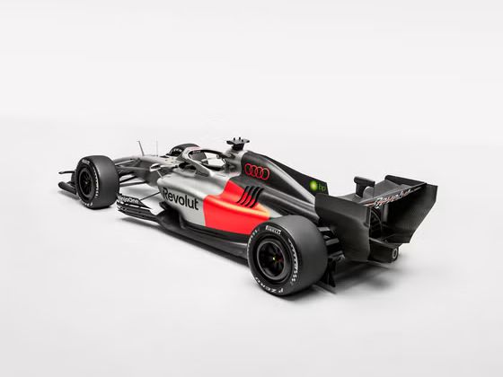 Leicht erhöhter Blick von schräg hinten auf den Audi R26.