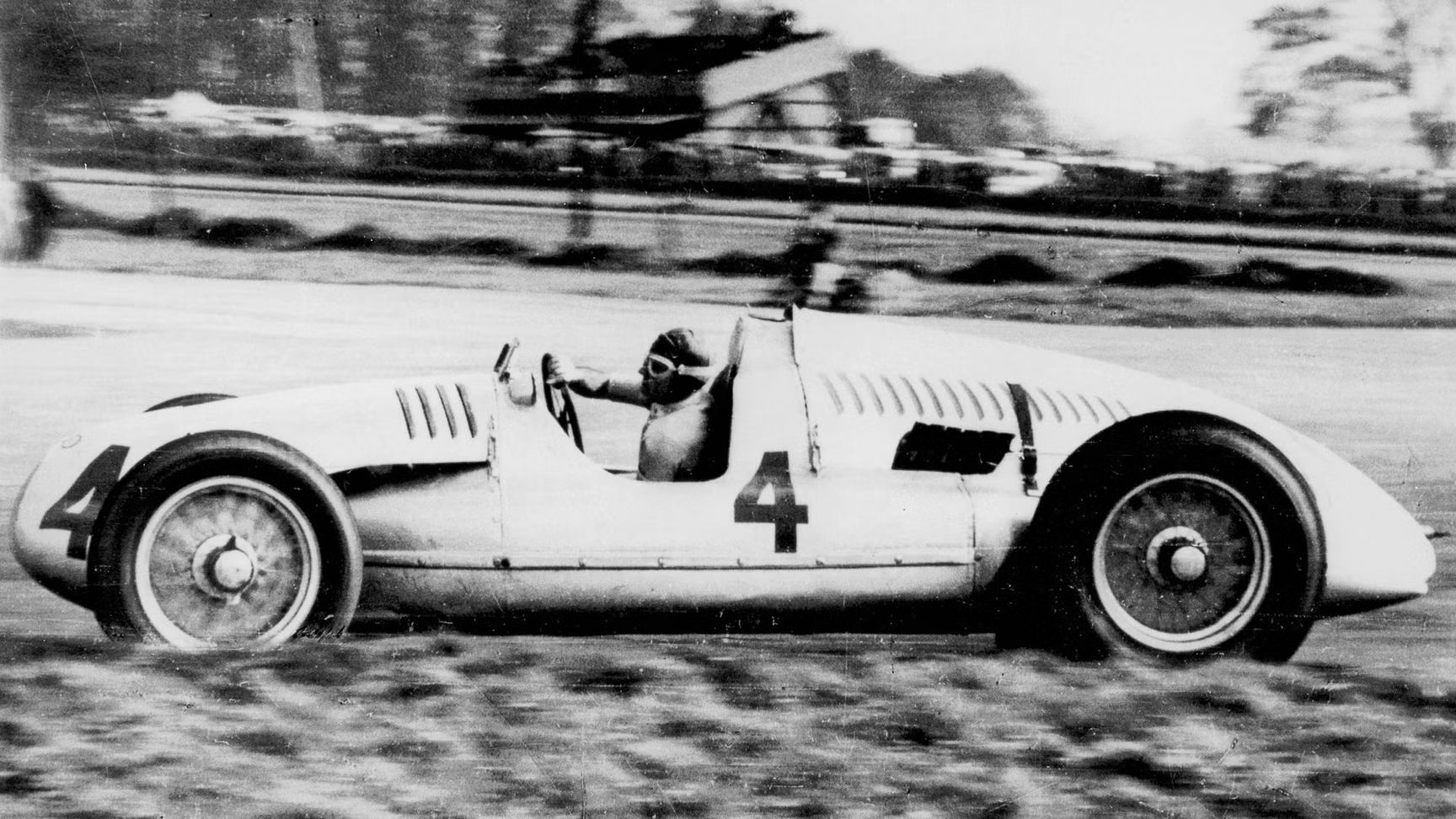 Historisches Foto des Rennfahrers Tazio Nuvolari in einem Grand-Prix-Rennwagen von Auto Union.