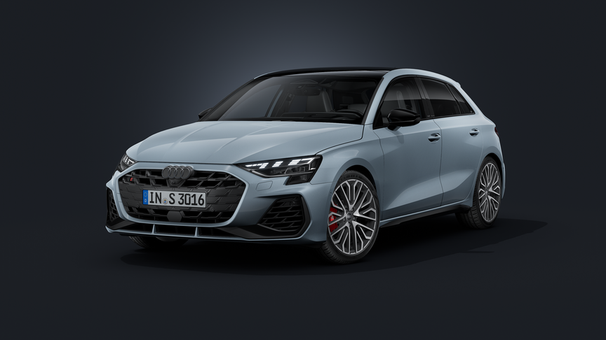 Der Audi S3 Sportback mit Individuallackierung Audi exclusive in Pfeilgrau Perleffekt schräg von vorn auf dunklem Hintergrund.
