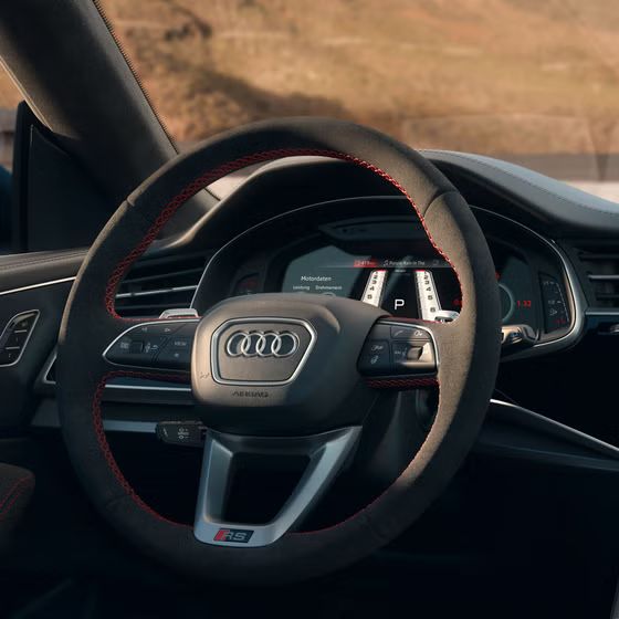 Detailaufnahme des Lenkrads und des dahinter liegenden Audi virtual cockpit plus.